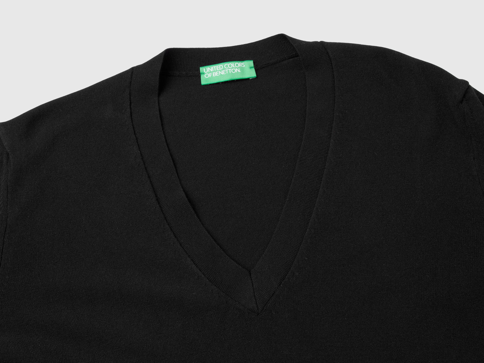 Maglia con scollo a V in misto viscosa da donna nero 3 | Benetton Outlet