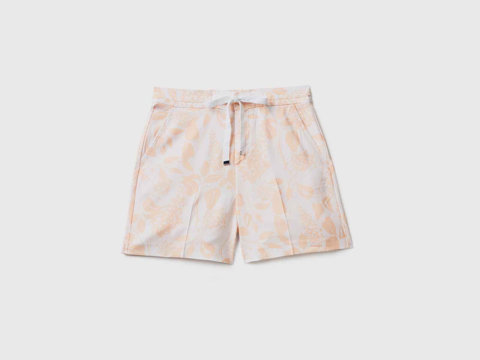 Pantaloni corti fluidi in puro lyocell con leggera piega centrale da donna rosa tenue | Benetton Outlet