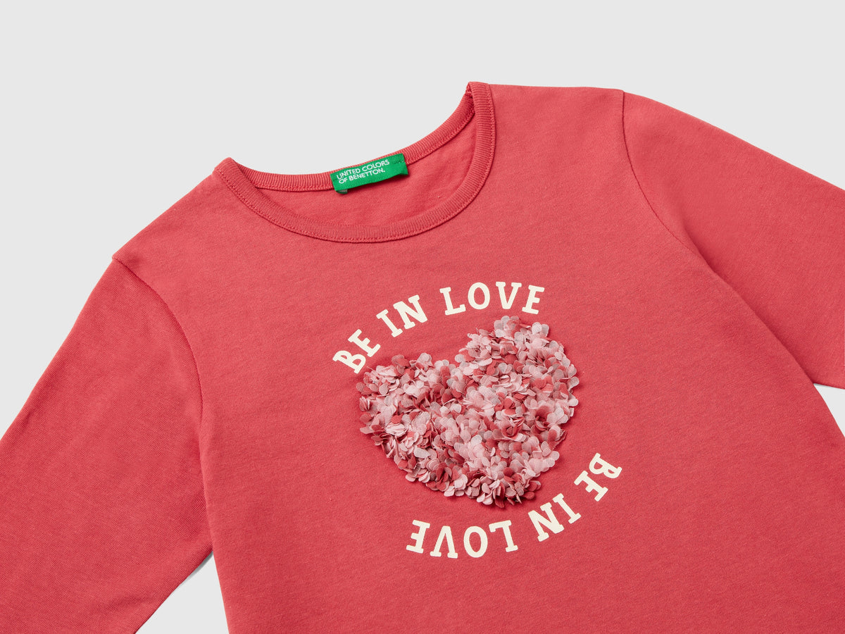 T-shirt con applicazione effetto petali