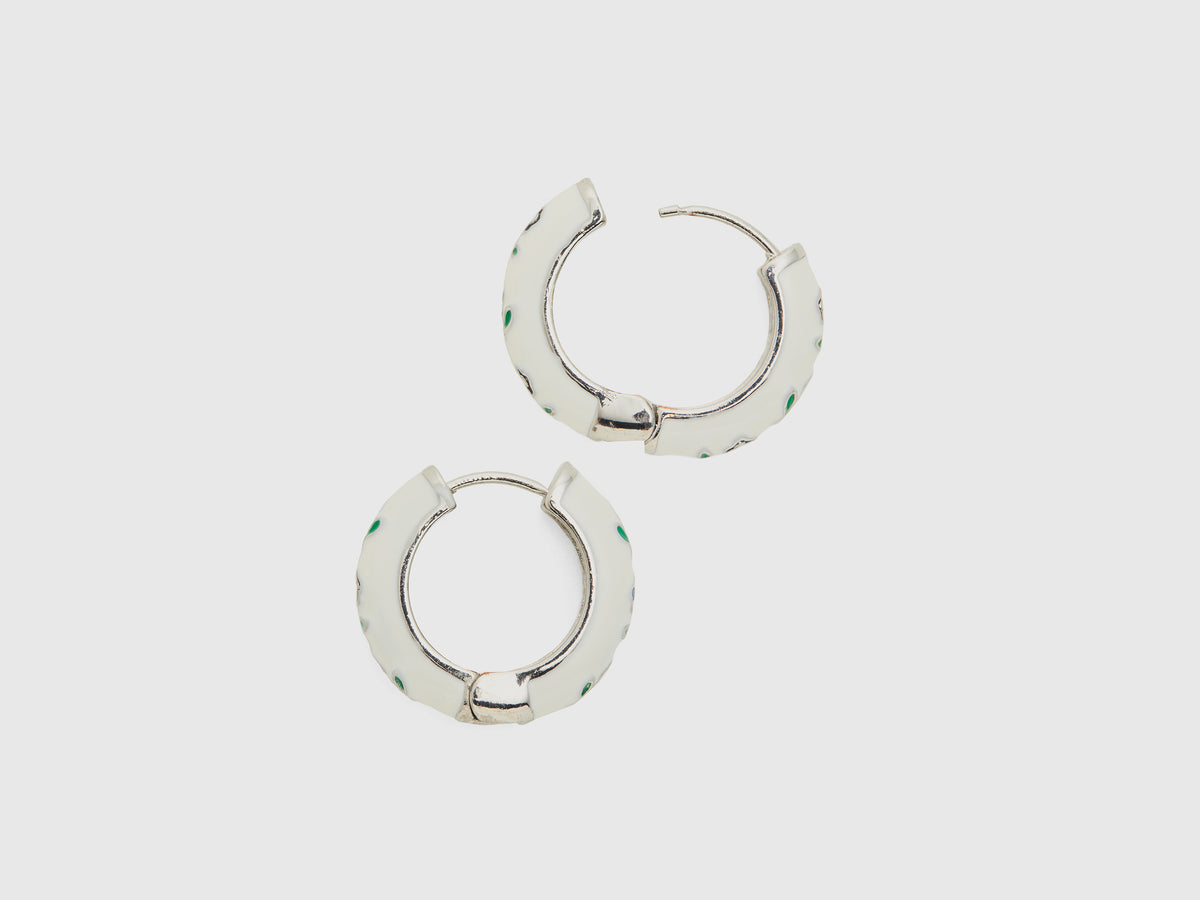 Orecchini a cerchio con fiori blu scuro