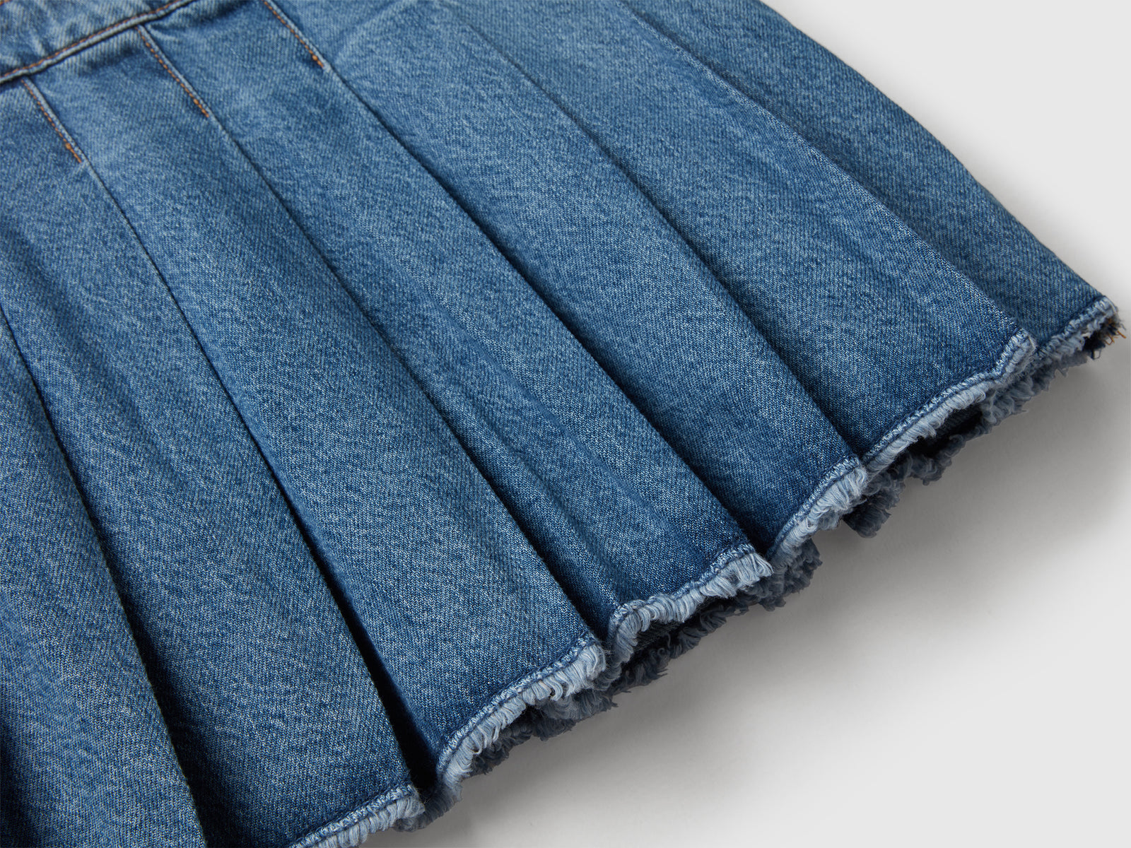 Gonna di jeans con pieghe da bambina blu 3 | Benetton Outlet
